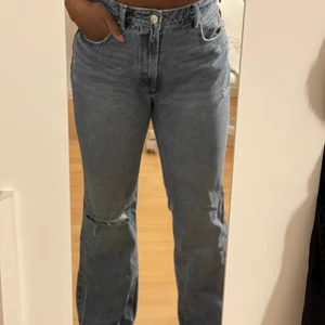 Jeans  - Blåa jeans från ASOS, använd Max 2 gånger. Storlek 42 men dem är små i storlek så passar någon som vanligtvis har storlek 40 i jeans.  ( är 165 cm lång.) 