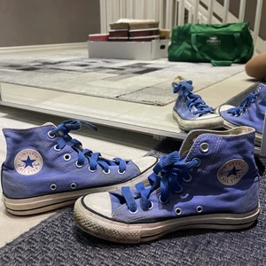 Blåa converse  - Säljer mina väldigt populära converse då de tyvärr är försmå. Strl 36. Frakt tillkommer. Nypris:700