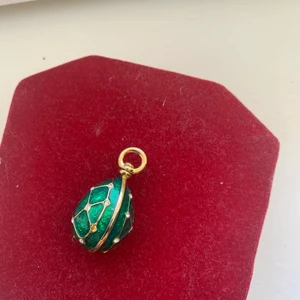 Hänge - Vacker grön hänge med små kristaler 