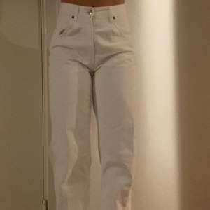 Säljer vita jeans från Zara i storlek 34! Använda men är i gott skick förutom en förslitning längst ner på byxan som ni kan se på tredje bilden. Säljer då de blivit för små! Köparen står för frakten. Skriv om ni är intresserade eller har några funderingar🥰🥰<3333