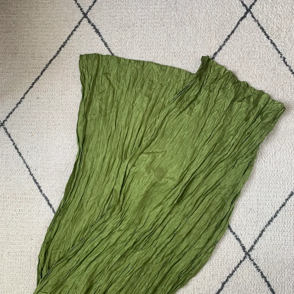 Superfin sjal i den perfekta gröna färgen!! Använt som bandeutopp.. Toppar.