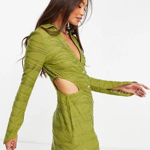 Klänning - Aldrig använd. Strlk 32. Anledningen till varför det inte finns någon bild med den på, är för att den inte passar mig.