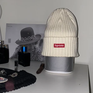Supreme ribbed beanie - En mössa från Supreme s19 som jag köpte från stockX. Tags finns kvar som säkrar att den är autentisk. Aldrig använt den då jag inte gillade stilen. Sedan jag köpte den har den legat i min garderob och nu är det dags att bli av med den! 10/10 skick. Just nu $125 på stockX.