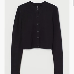 H&M tröja! - Jättefin svart tröja med svarta knappar, jättefin dock kommer den aldrig till användning oss mig, därav hade de säkert funnits andra som är mer behövliga. Tröjan är i storlek Xs men skulle säga att den nog passar bättre till S då den är stor vid ärmarna, tar det som ett Xs/ S plagg, köpt för 100kr och använd en gång men tänker ändå sälja för 50 + frakt, finns intresse får ni gärna skriva!