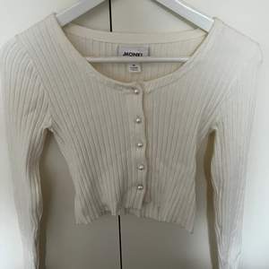 Jättefin ganska kort vit ribbad långärmad tröja med knappar. Säljer då den är för liten för mig och  är i bra skick.💞