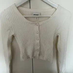 Jättefin ganska kort vit ribbad långärmad tröja med knappar. Säljer då den är för liten för mig och  är i bra skick.💞