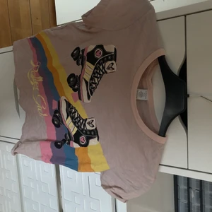 T-shirt  - T-shirt från Lindex! Har endast använt 3 gånger! Ny skick <3 strl 146-152 men passar en xs-s