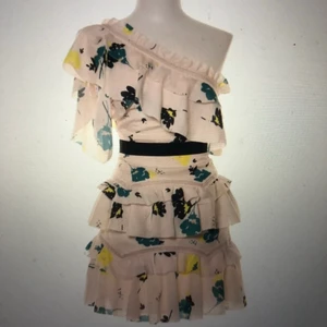 Klänning - Intresse koll på min Superfina och detaljrika sommarklänning med oneshoulder från Self Portrait perfekt till t.ex Student mottagningen och mösspåtagning. Den är tyvärr på gränsen till för liten för mig som vanligtvis bär S