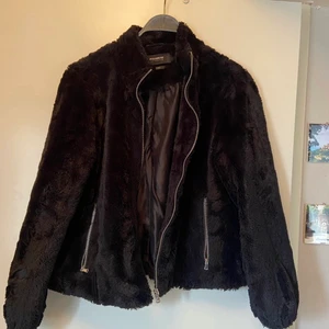 Pälsjacka - jättefin jacka med päls (inte äkta päls) från pull&bear. Pälsen är jätteskön och mjuk, man blir väldigt varm och bekväm i jackan i kalla väder! 
