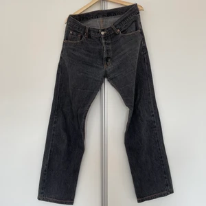 Levis jeans - Levis jeans i bra skick. Jag är 174cm och de går över skorna. De är lite stora och baggy på mig så passar storlek 36-40. Det är 501, W 32, L 32.