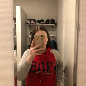 Hoodie  - En röd och går hoodie frn Gina tricot. Storlek Xs men passar även på mig som bär S i kläder. Något nopprig men inte märkbart. Säljes pga har för många hoodies.