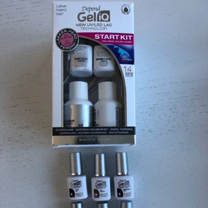 Depend GeliQ  - Säljer mitt depend gel-lack kit med 6 färger. Har använt detta ett fåtal gånger men säljer det nu då jag inte längre har användning för det. Lacken sitter i ca 2 veckor och är supersmidigt att applicera med ett base coat, färg coat och avslutande top coat. Nypris för starter-kit är 800kr. Nypris för en färg är ca 90kr