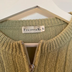 Vintage Filippa K - VINTAGE FILIPPA K                                                                      En superhärlig mjukt grön kofta i 100% ull från Filippa k!  Tröjan är vintage men är i väldigt bra skick förutom några små fläckar nära dragkedjan som syns på andra bilden och en liknande liten fläck på ena ärmen som knappt syns men bara att fråga om du vill se närmare på det eller annat såklart! Det står att storleken är L men jag skulle säga att den passar bäst till en xs-m,  har vanligtvis s-m som referens