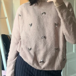 Rosa ”stickad” tröja - Har bara paljettsaker på framsidan, den är typ stickad men ändå inte (det är väldigt små strickningar) köparen står för frakt 