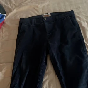 Chords från Stitch and Soul - Manchesterbyxor i nyskick. Mörkblå. Storlek L