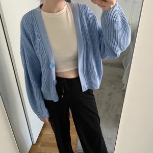 Stickad kofta från hm - Säljer denna blå stickade koftan från hm! Använt men fint skick😇Storlek XS. Säljer för 100+66. Hör av dig vid frågor✨