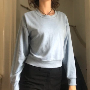 Pull&Bear croppad sweatshirt  - Babyblå sweatshirt från Pull&Bear i storlek S. Köpt för ett par år sen men använd endast ett fåtal gånger. Sista bilden visar färgen lite bättre 