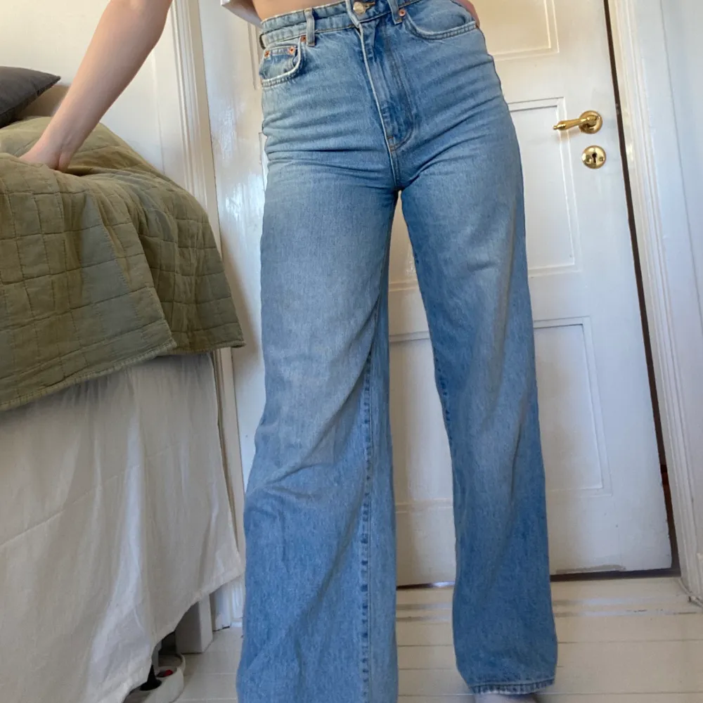 Säljer mina jeans från Gina tricot i den populära modellen idun! De har en jättefin vårig ljus jeansfärg, är ganska vida och har en hög midja. Storlek 34 och är långa på mig som är 171cm! . Jeans & Byxor.