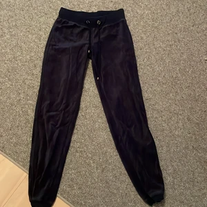 Cubus mjukisbyxor - Säljer mina mörkblåa Cubus mjukisbyxor. Säljer pga dem är för små, super snygga på.☺️