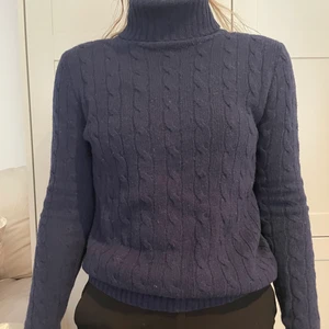 Polo från Ralph Lauren - Marinblå polo från Ralph Lauren i gott skick, st m men ganska liten i storleken