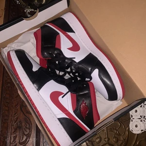 Jordan 1 str 38 1000kr - Säljer mina 1 måndars äkta jordan 1s gym red. Jättefina och super nya. 