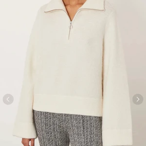 Stylein Tröja Edmond Vit - Stylein  Tröja Edmond Vit i storlek L. Använd 1 gång. Säljes för 1000kr. Kan tänka mig gå ner mer i pris vid snabb affär. Kan skickas men då är emot spårbar frakt med postnord. För intresse och bilderna så hör av er! 