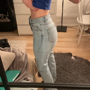 Jeans - Super fina jeans ifrån hm🥰säljer då de inte kommit till användning på länge💕super bra skick hör av dig vid intresse elr om du undrar nånting💕