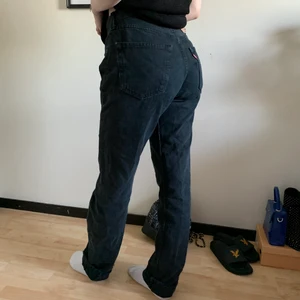 Levis jeans 501 - Levis 501:or, herr. Svarta, lite slitna har ett litet hål i benet men det syns knappt. Lappen där bak är sliten, skriv om ni vill ha bild. Spårbar frakt läggs till, hamnar på 62kr 😊