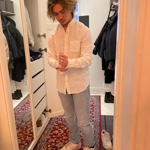 Massimo dutti linneskjorta - Massimo dutti skjorta i 100 % linne. Bra skick, ett litet hål på sista bilden som knappt syns. Frakt 25 kr eller mötas upp i stockholm. Nypris ca 600