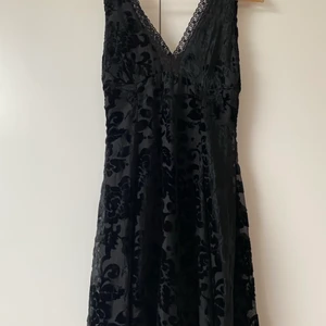 Snygg klänning från Urban Outfitters - Vacker svart klänning med fint fall från Pins and Needles (köpt på Urban Outfitters). Mycket smickrande modell! Storlek XS. Endast använd en gång men när jag synade den noterade jag att det övre tyget lossnat från en söm vid ena armen, se bild. I övrigt ingenting att anmärka på.