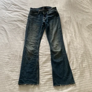 Lågmidjade crocker jeans - Jätte fina lågmidjade lite utsvängda crocker jeans som tyvärr är för korta i benen på mig.Jag är 173!