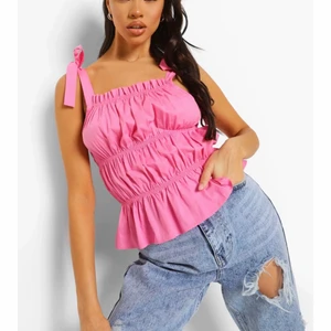 Topp - Jätte söt topp från boohoo med knyt vid axlarna, köpt för 299kr, lapparna kvar🤍