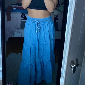 Lång, himmelsblå kjol - Frakt tillkommer, men bor du i Uppsala går det att träffas. Kjolen är i bra skick och går att styla till många olika överdelar. 