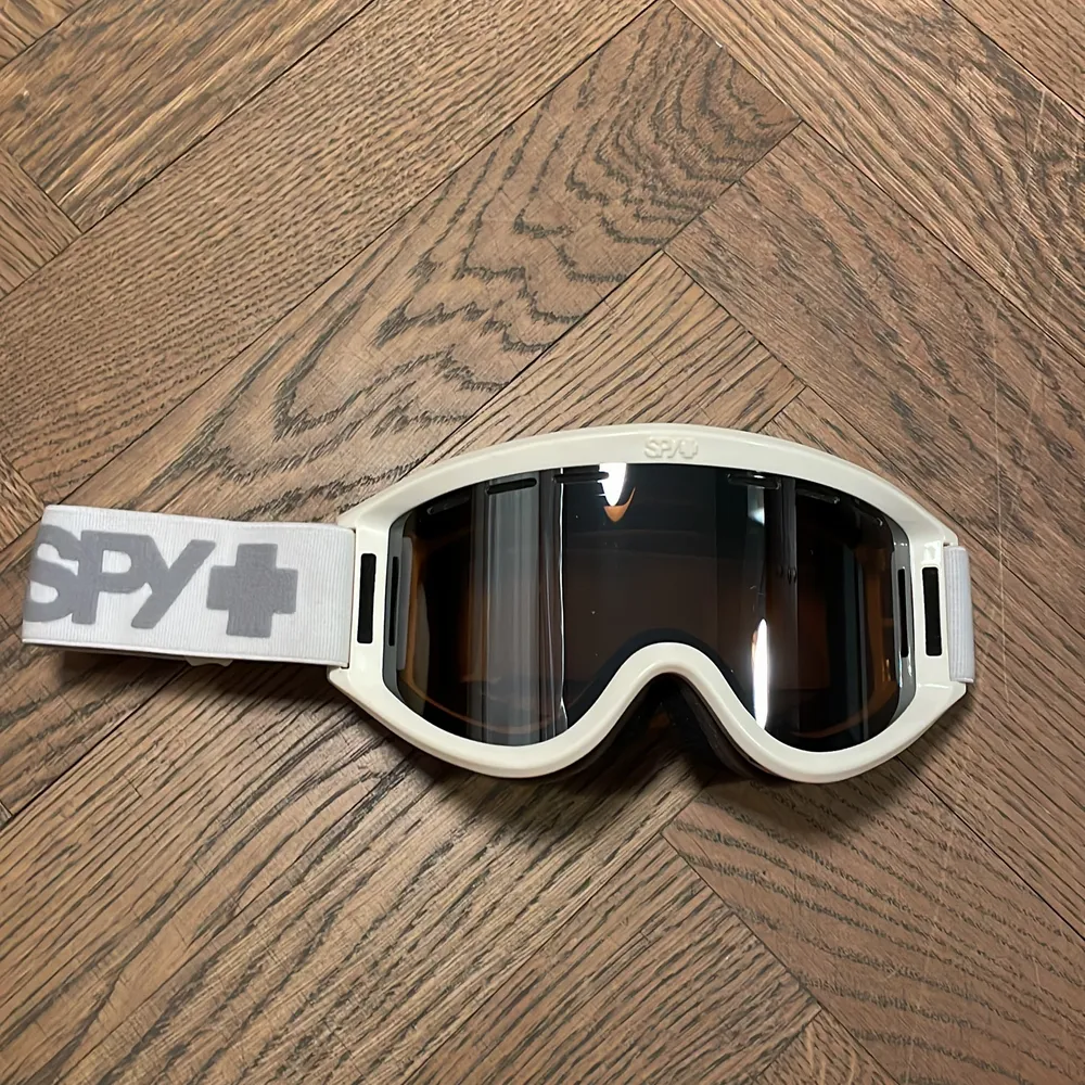 Skidglasögon från Spy i vitt . Accessoarer.