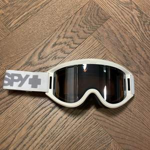 Skidglasögon från Spy i vitt 