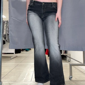 Lådmignade bootcut jeans  - Lågmidjade bootcut jeans med snyggt tyck på fickorna 🦋 midjemått ca 89cm och innerbenslängd ca 79cm 