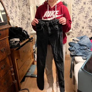 Jeans - Säljer dom här jätte snygga jeansen! Använt fåtal gånger förut väldigt sköna och rörliga! Storlek 152 TROR jag. Skriv vid frågor eller intresse💘