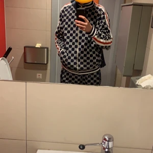 Gucci dress - Hej säljer min Gucci dress storlek xl men sitter som L å e ganska small e 186  å den sitter bra den e äkta med qr code bytten intressanta 