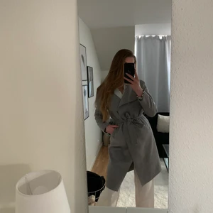 Grå kappa med knytskärp  - Superfin kappa, säljs då den sällan används. Sparsamt använd så i väldigt fint skick! Jag är 178 cm lång och brukar ha storlek S-M i ovandelar. Kommer från djur- och rökfritt hem. Priset är inklusive frakt 🌸