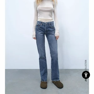 Populära zara jeans - Säljer dessa populära zara jeans som är helt slutsålda på hemsidan då de är lite korta😢💖 Annars sitter dom helt perfekt och är använda ett fåtal gånger😁 de är mid rise full Length 
