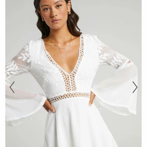 Studentklänning  - Säljer denna fina stundetklänning (som är oanvänd) eftersom den var lite för stor i midjan för mig är vanligtvis mellan m och s. Den sitter som en riktig m ska göra. Kan skicka fler bilder på klänning i dm:) 💅👸🏼