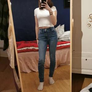 Lindex Högmidjade jeans stl 38 - Tajta men bekväma. Använda men inte slitna. 