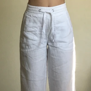 LInnebyxor - sjukt snygg linnebyxor i storlek S. Jag är 170 cm lång o sitter perfekt på. köparen står för frakten, Vid flera intresserade blir det budgivningen 🥰