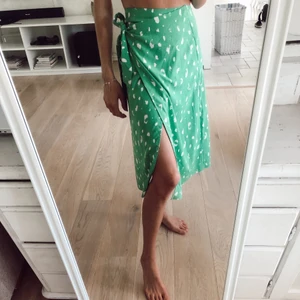 Omlottkjol Monki - Stolek 34💚🤍💕 grön med ljusrosa prickar/fläckar 