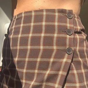 Kjol - Min bästa kjol som jag tyvärr vuxit ur;( Den är rätt kort på mig men jag är också 180 cm lång