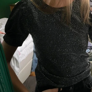 Glittrig topp - Väldigt snygg glittrig tröja. Super cool att ha till exakt vad som helst.😍 