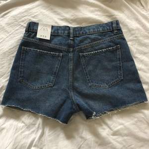 Säljer ett par jeans shorts från Zara. Köpta förra året men passade inte då de är små i storleken. Storlek 40 (passar 38). Frakt 66kr🤎🤍