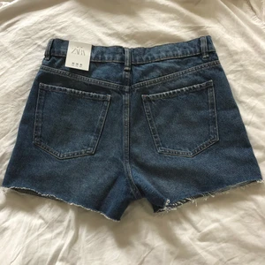 Zara shorts  - Säljer ett par jeans shorts från Zara. Köpta förra året men passade inte då de är små i storleken. Storlek 40 (passar 38). Frakt 66kr🤎🤍