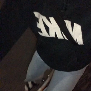 Secondhand nike hoodie - Intressekoll på min Nike hoodie som jag köpte på secondhand i malmö:) lite urtvättad men tycker bara de är snyggt, tveksam på om jag vill sälja så säljer bara för bra bud, buda i kommentarerna!