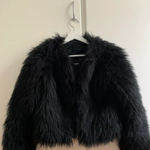 Svart pälsjacka  - Svart pälsjacka från bikbok, lite liten för mig i axlarna då jag har breda axlar men ska nog funka bra annars för någon med samma storlek som mig. 